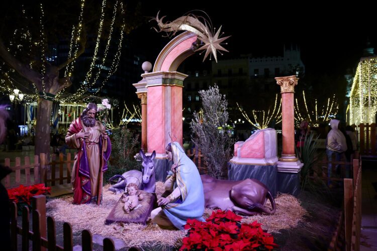 Valencia inaugura sus belenes municipales con un coro de niños y la FMI de Valencia con su Corte de Honor
