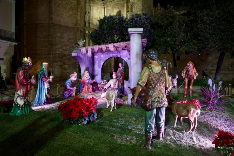 Valencia inaugura sus belenes municipales con un coro de niños y la FMI de Valencia con su Corte de Honor