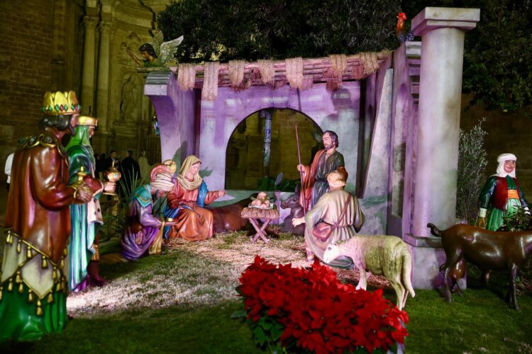 Valencia inaugura sus belenes municipales con un coro de niños y la FMI de Valencia con su Corte de Honor