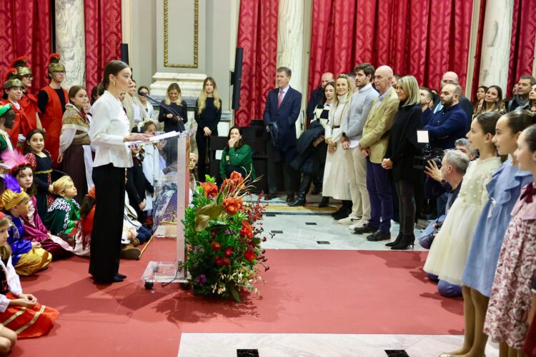 Valencia inaugura sus belenes municipales con un coro de niños y la FMI de Valencia con su Corte de Honor