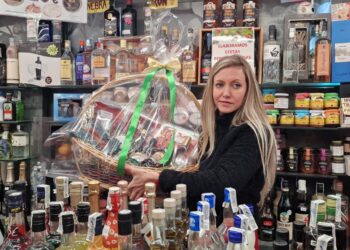 Prisas y curiosos: así late el Mercado Central en vísperas de Nochebuena