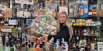 Prisas y curiosos: así late el Mercado Central en vísperas de Nochebuena