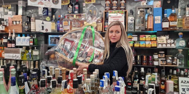 Prisas y curiosos: así late el Mercado Central en vísperas de Nochebuena