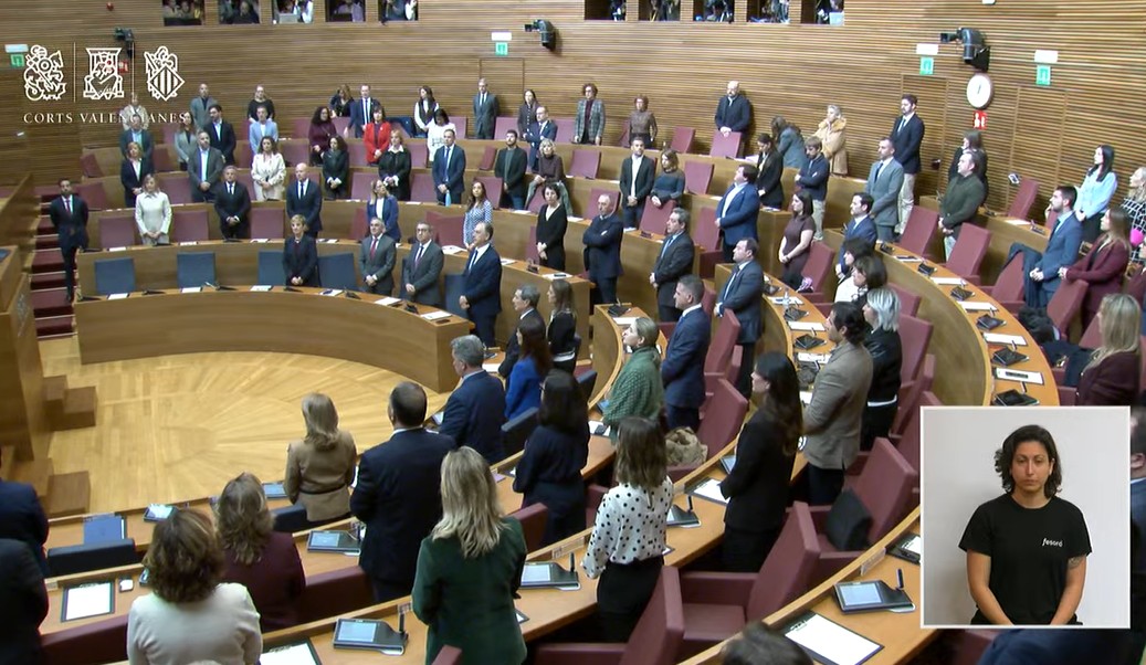 Las primeras palabras del nou President de la Generalitat Valenciana de perdón a las víctimas de las riadas y a sus familias 2 minut silenci