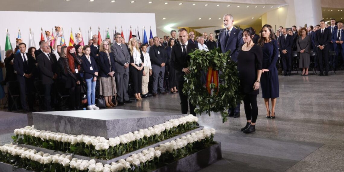 Un hombre de 74 años que pasó la noche mojado es reconocido como la víctima 230 de la DANA de Valencia 1 reyes acto homenaje victimas DANA 20251029 13 scaled 1