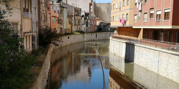 Hallado un hombre sin vida en el río Segura en Orihuela: la Policía Nacional investiga las causas