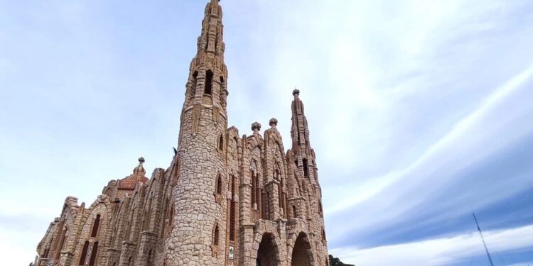 Alerta en la joya del Vinalopó: El modernismo de Novelda contiene el aliento tras el hallazgo de graves fisuras estructurales