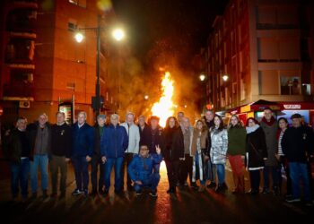 El fuego de Sant Antoni ilumina Torrent: tradición, hermandad y la mirada puesta en el 8 de febrero