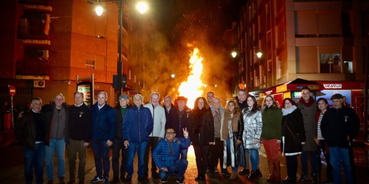 El fuego de Sant Antoni ilumina Torrent: tradición, hermandad y la mirada puesta en el 8 de febrero