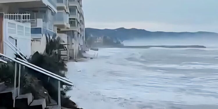 El PP de Tavernes alerta de "la desaparición de la playa" y exige la presencia inmediata de la delegada del Gobierno