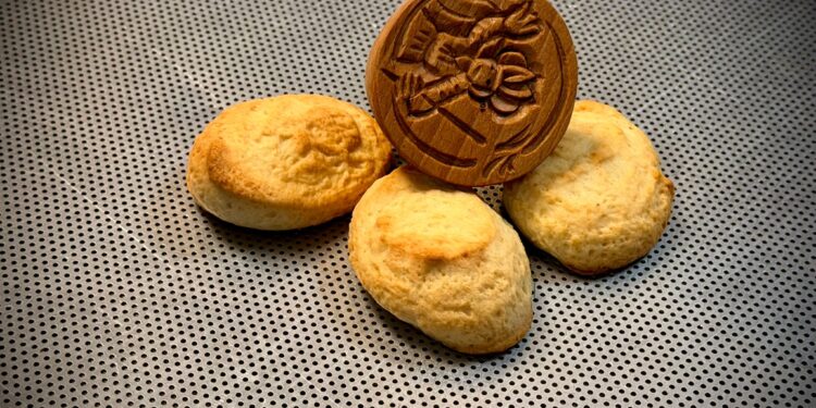 Torrent amasa la tradición: las mujeres de la Ermita ultiman los "santblayets" para el 3 de febrero