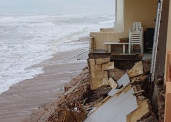 Desalojada una casa en la Plaja de Tavernes de la Valldigna tras derrumbarse la terraza por la fuerza del oleaje