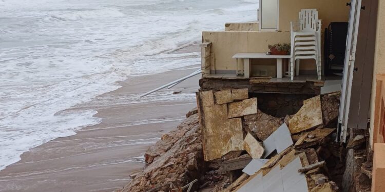 Desalojada una casa en la Plaja de Tavernes de la Valldigna tras derrumbarse la terraza por la fuerza del oleaje