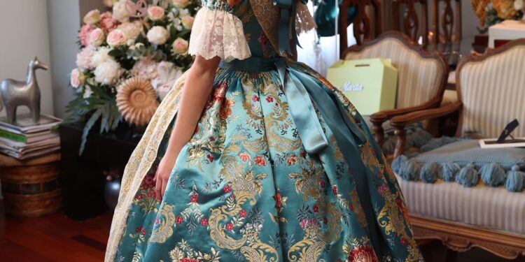 Marta Mercader Roig brilla en su Exaltación con el Espolín "Azul Cristalino"