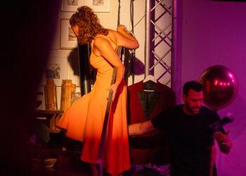 El Teatro Talía estrena una versión actualizada de «Pareja abierta» que cuestiona el amor en el siglo XXI