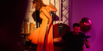 El Teatro Talía estrena una versión actualizada de «Pareja abierta» que cuestiona el amor en el siglo XXI