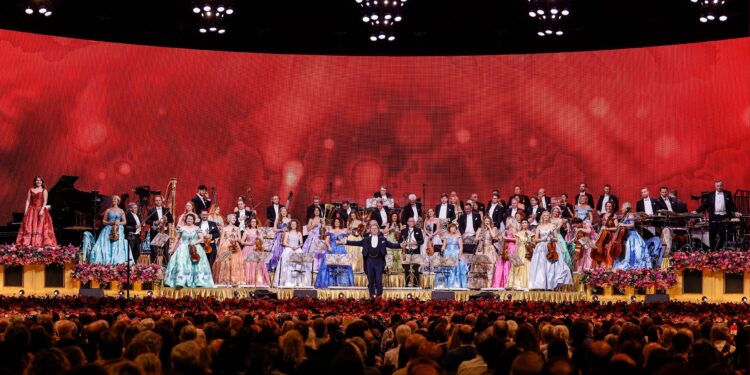 André Rieu convierte el Roig Arena en un salón de gala vienés