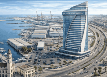 Los barrios del Marítim se unen contra el rascacielos del Puerto y la "invasión" turística