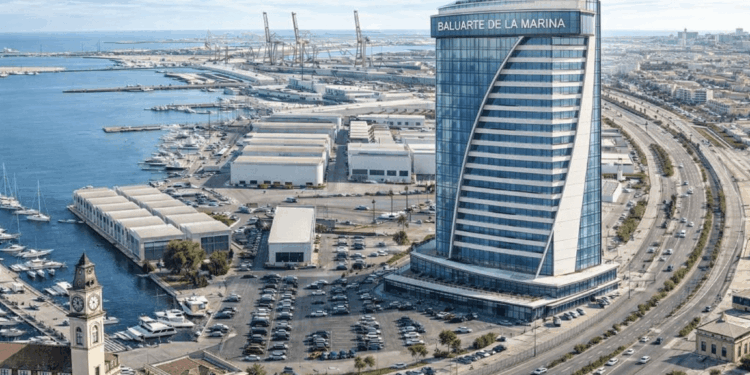 Los barrios del Marítim se unen contra el rascacielos del Puerto y la "invasión" turística