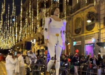 Conoce a la nueva Diosa griega que la concejal de Vox Mónica Gil ha sacado en la Cabalgata de Reyes de Valéncia de este 2026