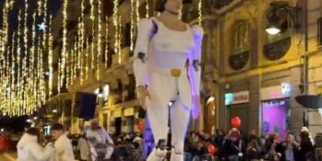 Conoce a la nueva Diosa griega que la concejal de Vox Mónica Gil ha sacado en la Cabalgata de Reyes de Valéncia de este 2026