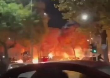 Las protestas en Irán escalan a una rebelión nacional tras dos semanas de lucha. Con más de 50 muertos, 180 ciudades movilizadas y un apagón total de internet, las mujeres y jóvenes lideran el desafío final contra el régimen de los ayatolás.