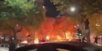 Las protestas en Irán escalan a una rebelión nacional tras dos semanas de lucha. Con más de 50 muertos, 180 ciudades movilizadas y un apagón total de internet, las mujeres y jóvenes lideran el desafío final contra el régimen de los ayatolás.