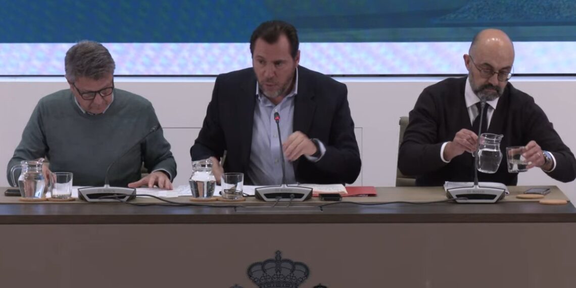 Óscar Puente comparece esta vez por fin con el presidente de ADIF para explicar la crisis ferroviaria en España