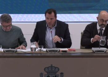 Óscar Puente comparece esta vez por fin con el presidente de ADIF para explicar la crisis ferroviaria en España