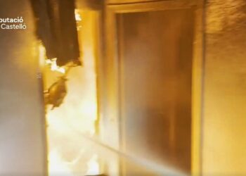 Susto en Almassora: El desalojo de un edificio evita una tragedia en un incendio doméstico