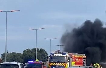 Cierre total de la CV-36 por un espectacular choque e incendio de dos vehículos 15 Cierre total de la CV-36 por un espectacular choque e incendio de dos vehículos