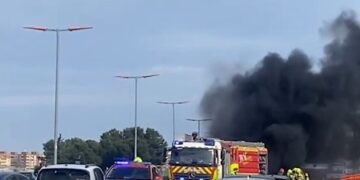 Cierre total de la CV-36 por un espectacular choque e incendio de dos vehículos