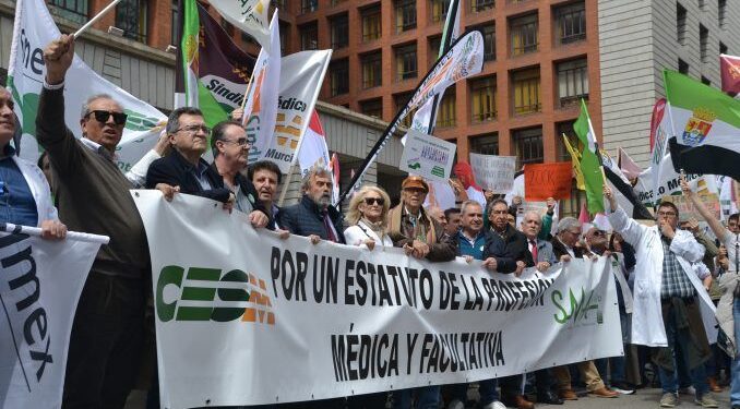 Sanidad consuma la ruptura con los médicos: Mónica García blinda un Estatuto único y rechaza la vía de negociación exclusiva