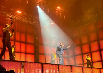 Eladio Carrión ofrece una noche de trap puro y potencia visual en el Roig Arena