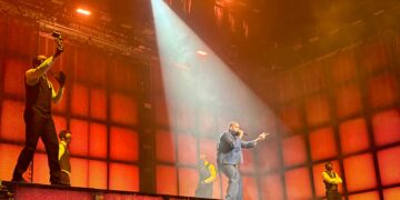 Eladio Carrión ofrece una noche de trap puro y potencia visual en el Roig Arena