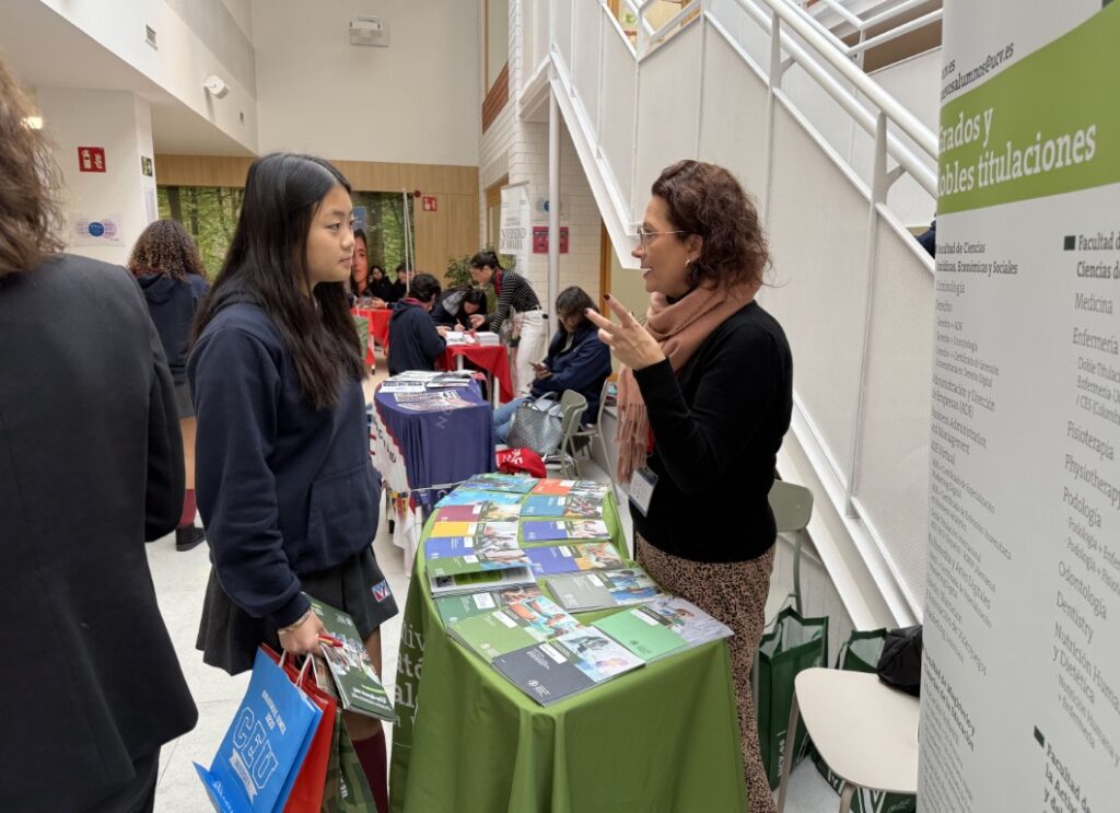 Más de 20 universidades nacionales e internacionales se dan cita en Valencia para orientar el futuro académico de los alumnos 3 Feria2 Mediana