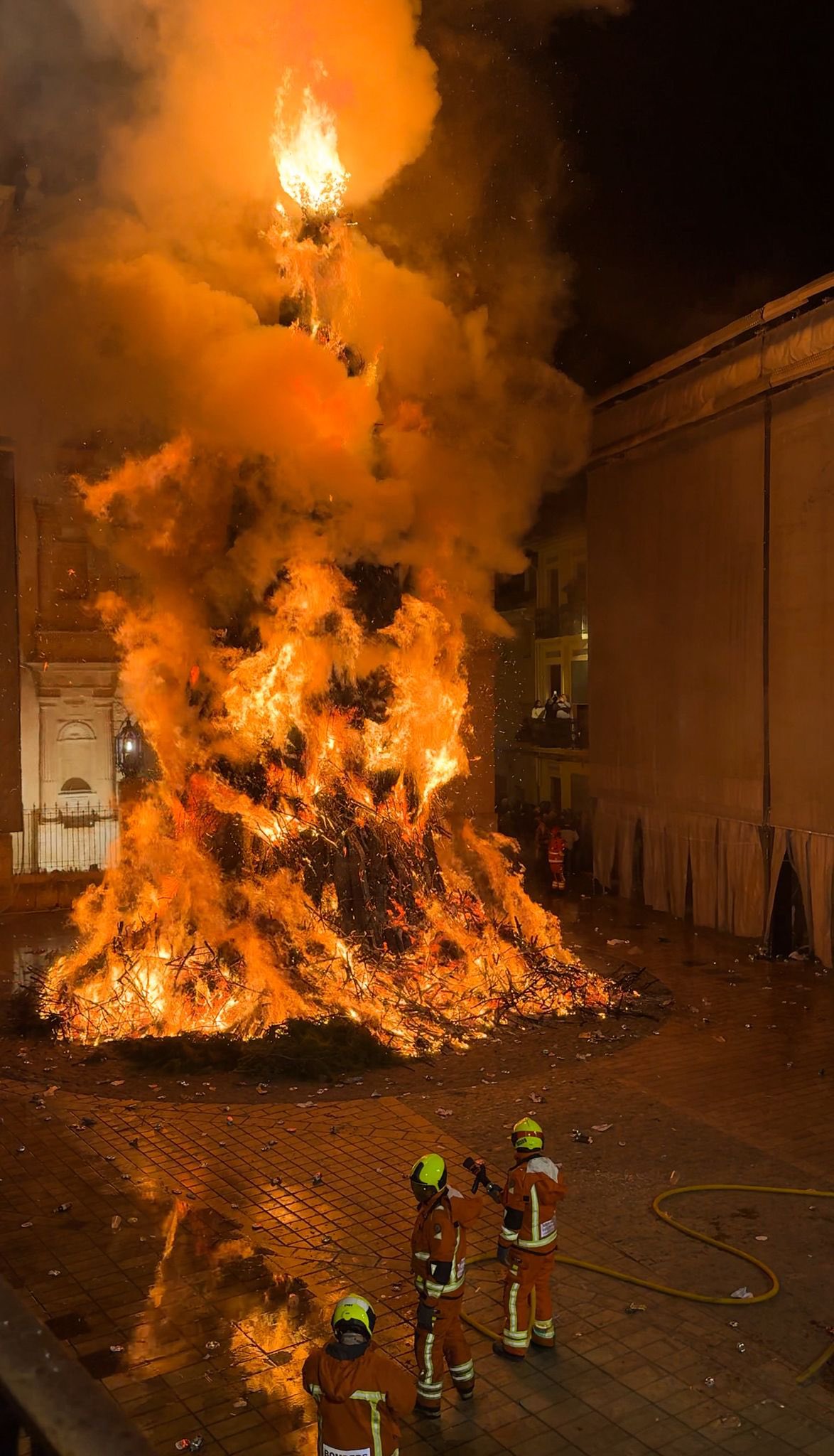 Canals hace historia ante el fuego: «La Bella Improvisada» arde ante el mundo 2 G 0ZgGnWQAA6pNI