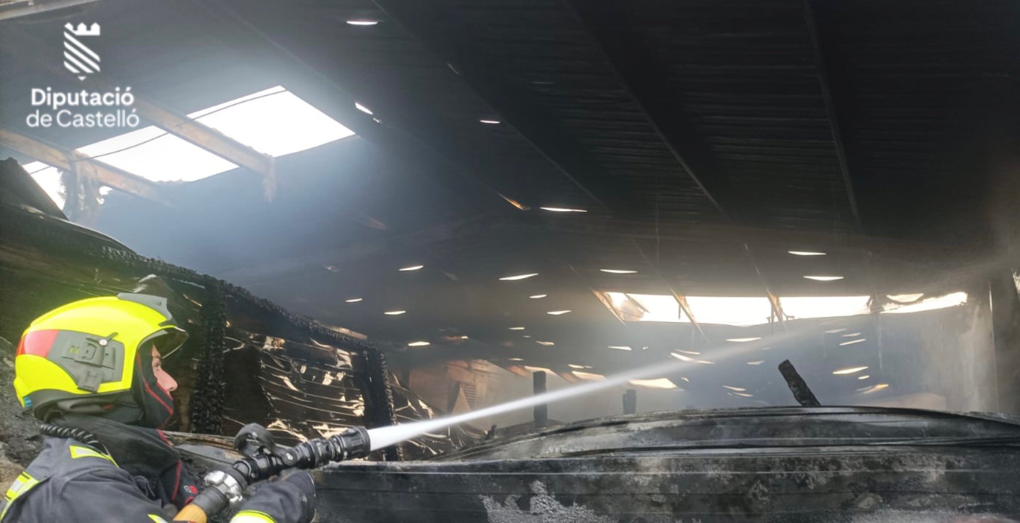 Fuego en Vinaròs: Intervención de Bomberos en una nave ganadera de la localidad 2 G J9qtiXEAAorrO