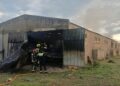 Fuego en Vinaròs: Intervención de Bomberos en una nave ganadera de la localidad
