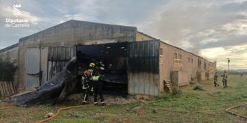 Fuego en Vinaròs: Intervención de Bomberos en una nave ganadera de la localidad