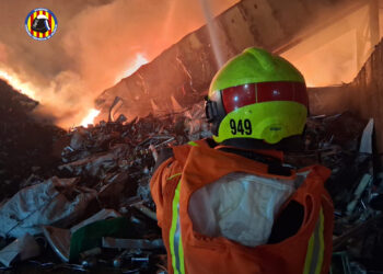 Incendio en una planta de chatarra de Sollana: Los bomberos luchan contra el fuego desde la madrugada