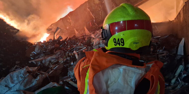 Incendio en una planta de chatarra de Sollana: Los bomberos luchan contra el fuego desde la madrugada