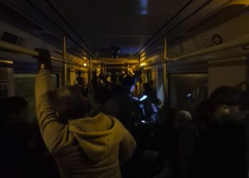 Apagón en la Línea 1 de Metrovalencia: un convoy recorre varias estaciones a oscuras