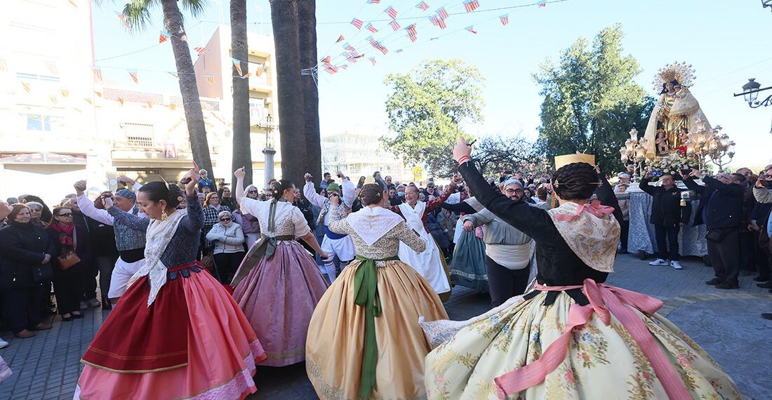 La Imagen Peregrina de la Virgen de los Desamparados abraza a la Fonteta de San Luis en un histórico homenaje al santo dominico