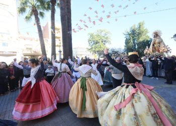 La Imagen Peregrina de la Virgen de los Desamparados abraza a la Fonteta de San Luis en un histórico homenaje al santo dominico