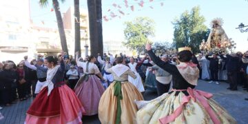 La Imagen Peregrina de la Virgen de los Desamparados abraza a la Fonteta de San Luis en un histórico homenaje al santo dominico