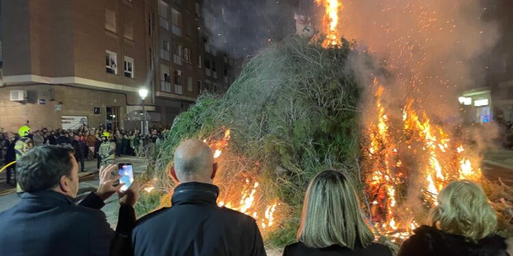 Valencia se rinde al fuego y la tradición en la víspera de Sant Antoni Abat
