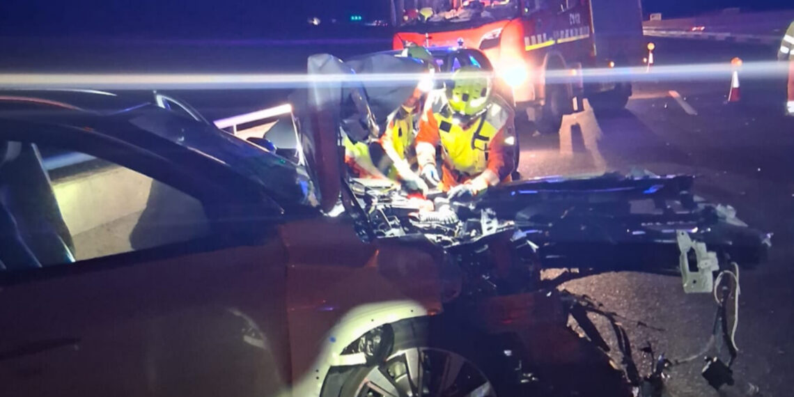 Espectacular accidente en la A-3: un coche vuelca tras colisionar con un camión en Villargordo del Cabriel