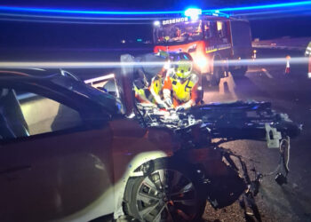 Espectacular accidente en la A-3: un coche vuelca tras colisionar con un camión en Villargordo del Cabriel