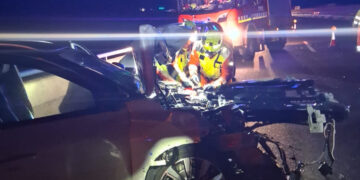 Espectacular accidente en la A-3: un coche vuelca tras colisionar con un camión en Villargordo del Cabriel